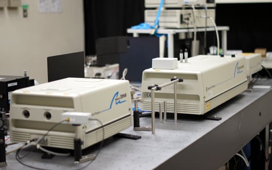 フェムト秒パルス波長可変レーザーシステム (Ti:Sapphire)